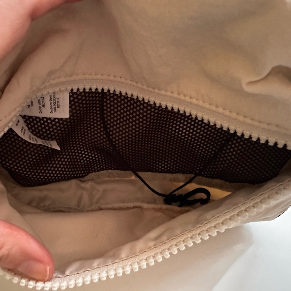 Lululemon White Opal Clean Lines 2L Belt Bag - Picture 3 of 4
